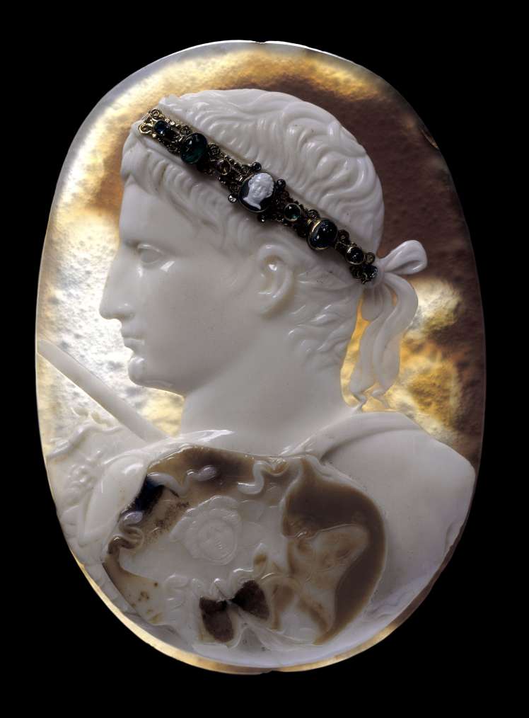 Auguste, Camée ‘Blacas’ Vers 14-20 ap. J.-C. Sardonyx, H. 12,8 x l. 9,3 cm Londres, The British Museum © The British Museum, Londres, Dist. RMN-Grand Palais / The Trustees of the British Museum 