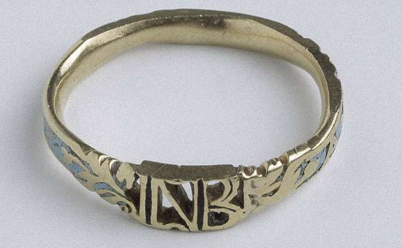 Bague de Joséphine aux initiales JNB, Joséphine et Napoléon Bonaparte Vers 1796 Or et émail, diamètre : 20 mm Musée national du château de Malmaison © Rmn-Grand Palais / André Martin 