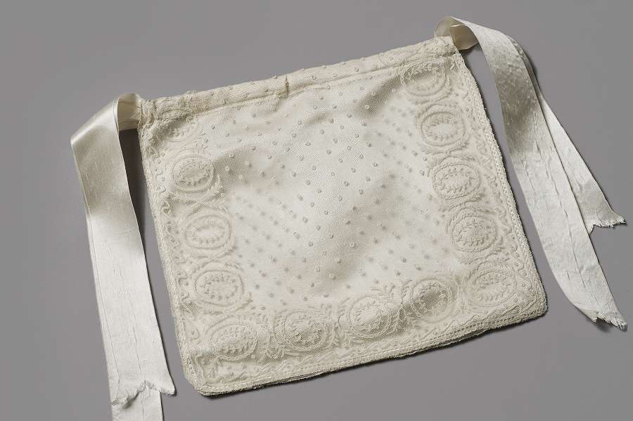 Pochette à broderies de l’impératrice Joséphine Premier Empire Dentelle appliquée sur fond de soie. H. 21 x L. 23,7 cm Collections de S.M. le Roi de Suède, Stockholm © The Royal Court, Stockholm / photo photo Alexis Daflos 