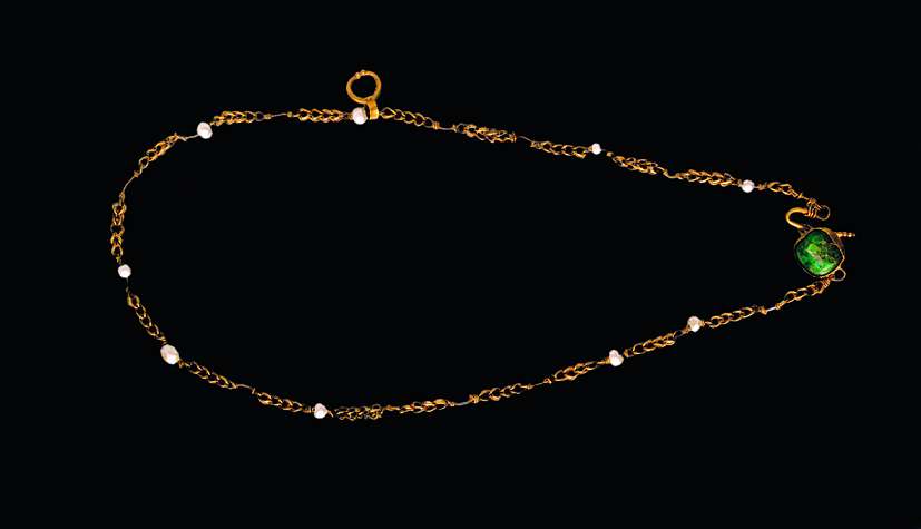 Collier à perles et émeraude Or, perles, émeraude, l. 36,3 cm Naples, Musée archéologique national © Soprintendenza Speciale per i Beni Archeologici di Napoli e Pompei, Archivio Fotografico 