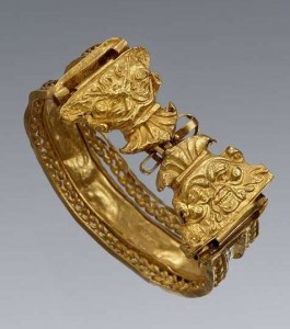 Bracelet avec deux têtes de Bès IIe-Ier siècle av. J.-C. Or diam. 5,5 cm, motif :1,5 cm Musée des Antiquités de Bâle 