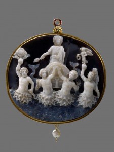 « Camée d’Actium » Représentant l’empereur Auguste dans un chariot tiré par des Tritons Après 27 av. J.-C. Sardoine et monture en or émaillé 6 x 6,6 cm Collections antiques, Kunsthistorisches Museum, Vienne 