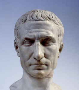 Portrait de Jules César, surnommé le César « Chiaramonti » Époque julio-claudienne (Ier siècle av. J.-C.-Ier siècle apr. J.-C.) Marbre de Carrare h. totale : 52 cm ; h. de la tête : 20 cm Musées du Vatican, Vatican 