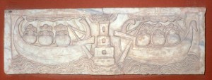 Relief avec un phare et deux vaisseaux de transport Fin du IIe-début du IIIe siècle apr. J.-C. Catacombes de Pretestato Marbre 31 x 95 x 3,5 cm Musée chrétien des Catacombes de Pretestato, Rome 